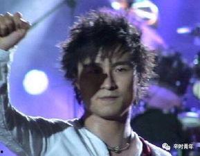 戴眼镜网红男唱歌歌手,网红歌手的独特嗓音与时尚风采