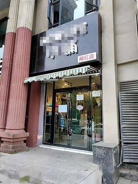 网红扛匾,一场别开生面的网络狂欢