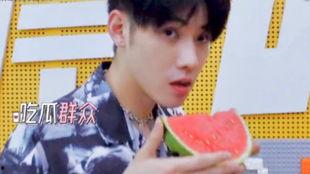 帅哥吃瓜的图片,帅哥与神秘瓜果的甜蜜邂逅