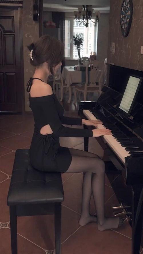 弹钢琴女明星,弹钢琴的女明星风采